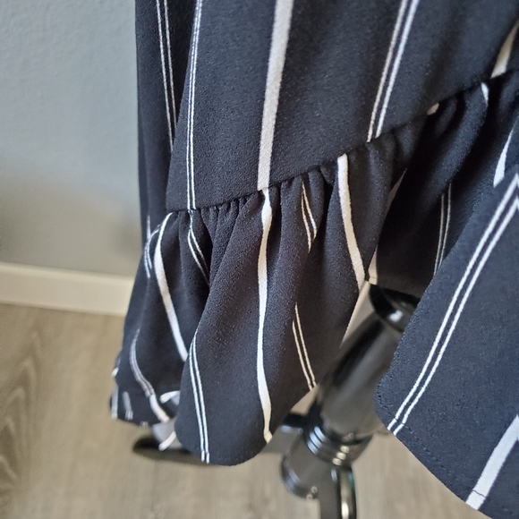 Express black and white high-low skirt (NWT) - Picture 4 of 6